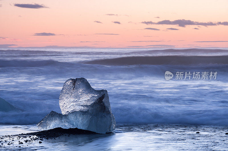 冰岛Jokulsarlon海滩上的冰山