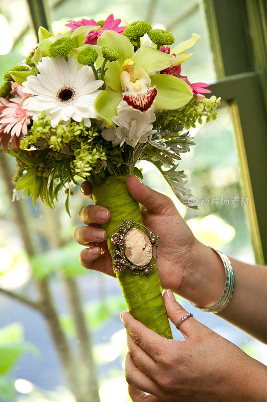 新娘手持彩色婚礼花束与浮雕