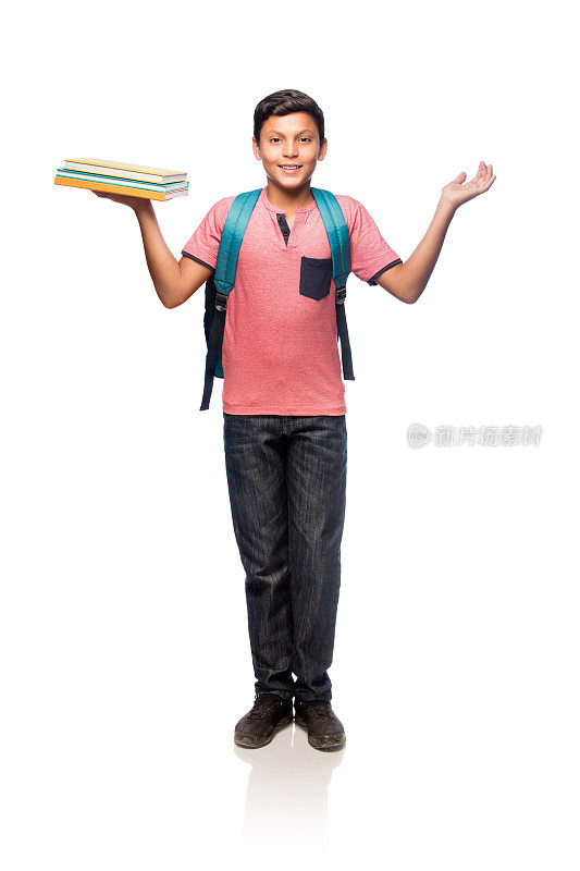一个拉丁语学生站着，一手拿着书，面带微笑