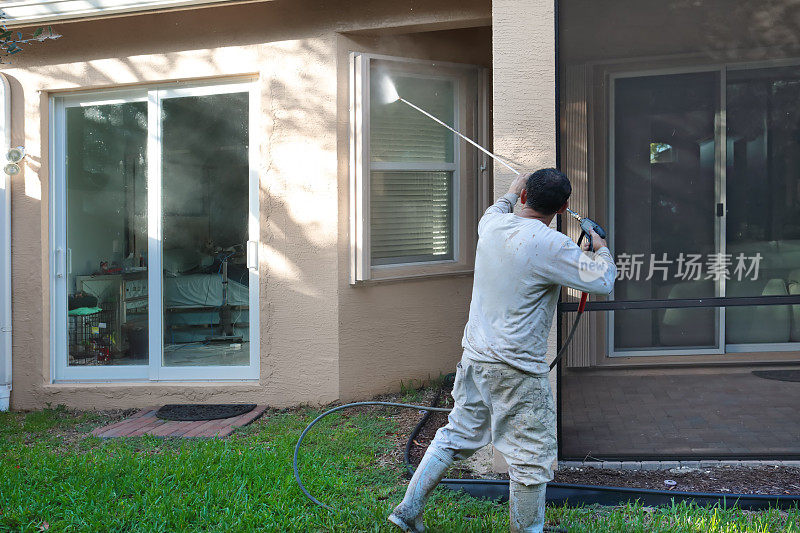 系列:西班牙男家政工人强力清洗高档住宅的背面