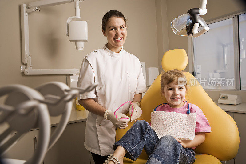 牙医和小女孩病人