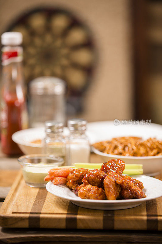 酒吧的食物。零食,开胃菜。辣鸡翅，椒盐卷饼。