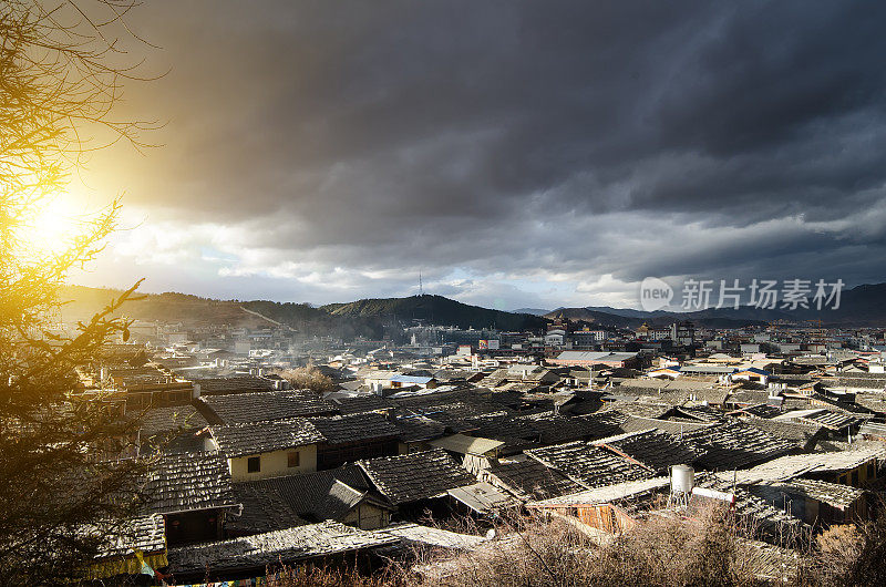 夕阳下香格里拉市中心的天际线