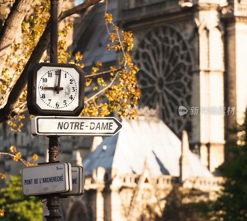 巴黎圣母院路的标志，后面是大教堂