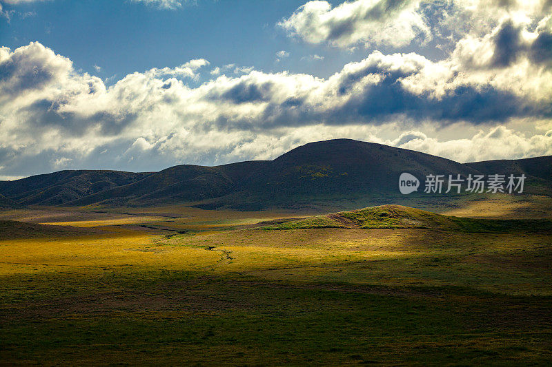 在卡里恩特山脉和卡里佐平原上，戏剧性的光影像云一样滚动