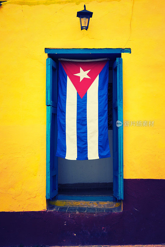 黄墙上的古巴国旗