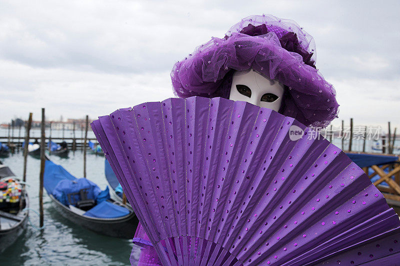 威尼斯大运河上神秘的女扇子面具
