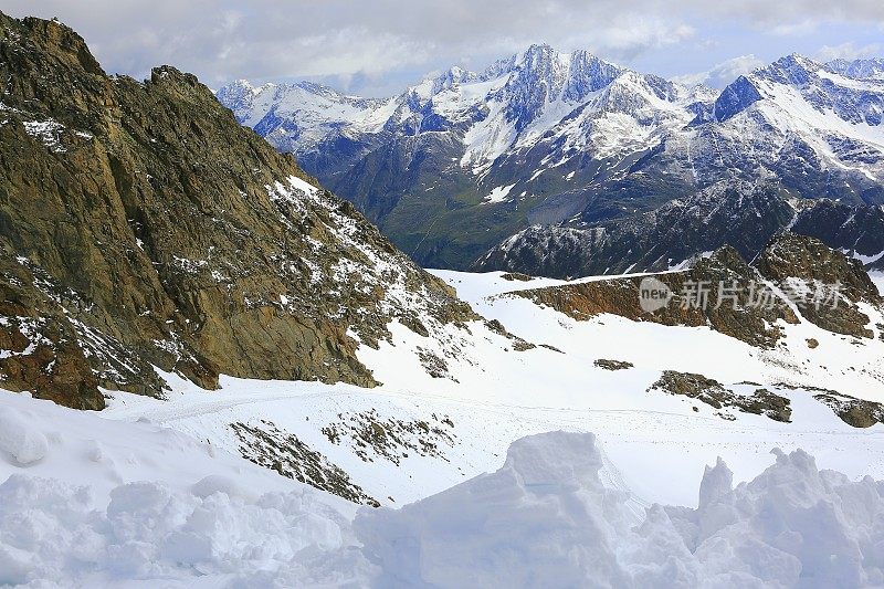 雪地和雄伟的齐勒塔尔，蒂罗尔雪山全景，田园诗般的蒂罗尔山谷草地，奥地利