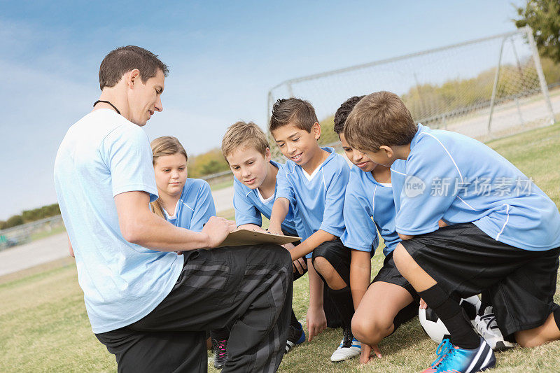 青年足球教练向队员讲解比赛策略