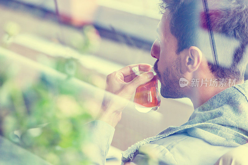 土耳其男子在咖啡馆享用传统茶