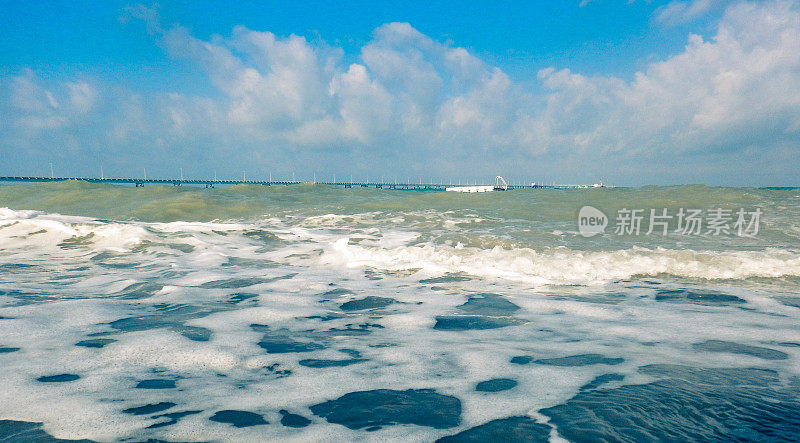 深蓝色的海浪