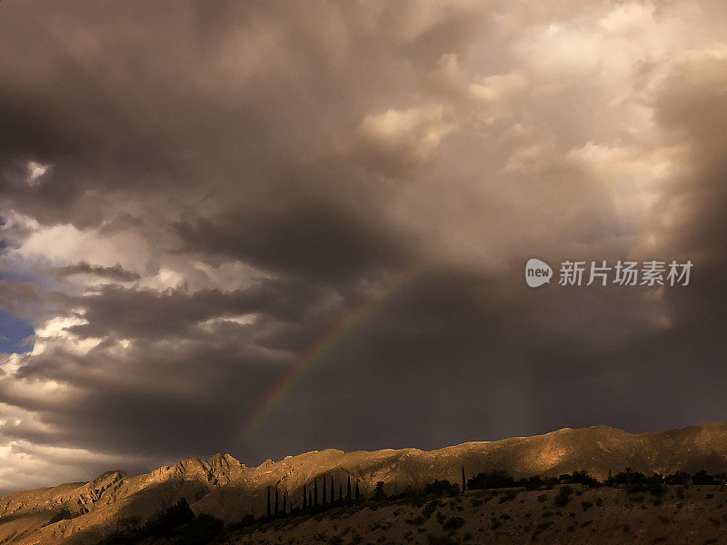 德克萨斯州埃尔帕索的暴风雨带来了彩虹