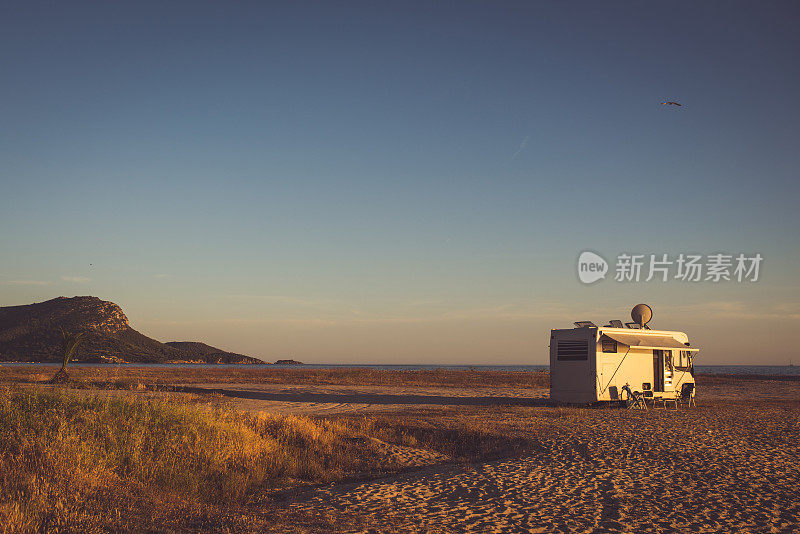 海滩和露营拖车