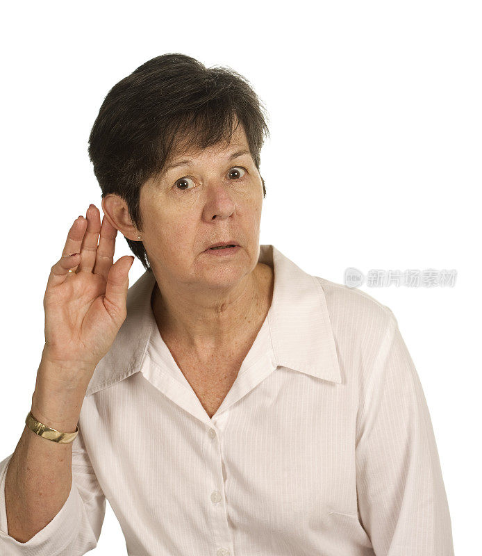 年长女性用手捂住耳朵