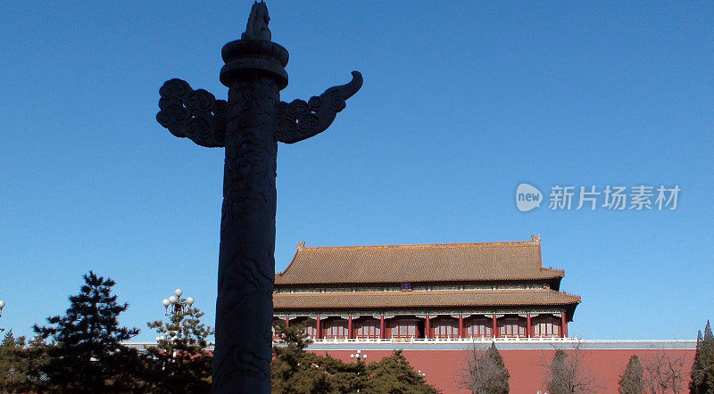 中国北京天安门广场紫禁城蓝天下的华表塔