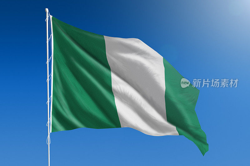 晴朗的蓝天上是尼日利亚国旗