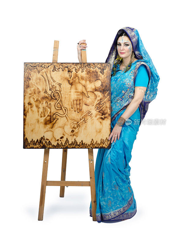 穿着印度绿松石纱丽的女人，还有烫画