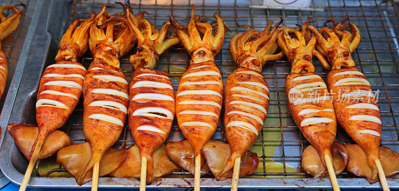 新鲜的鱿鱼烧烤，泰国曼谷的街头小吃。