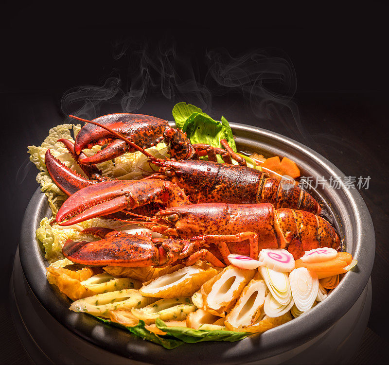 龙虾，热的龙虾和蔬菜在锅里。