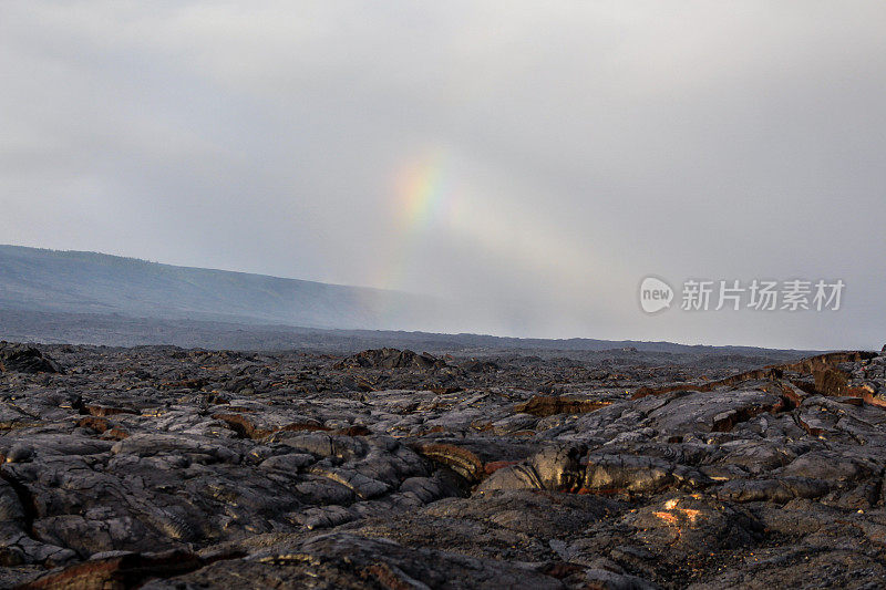 严肃的孩子在火山场，火山国家公园