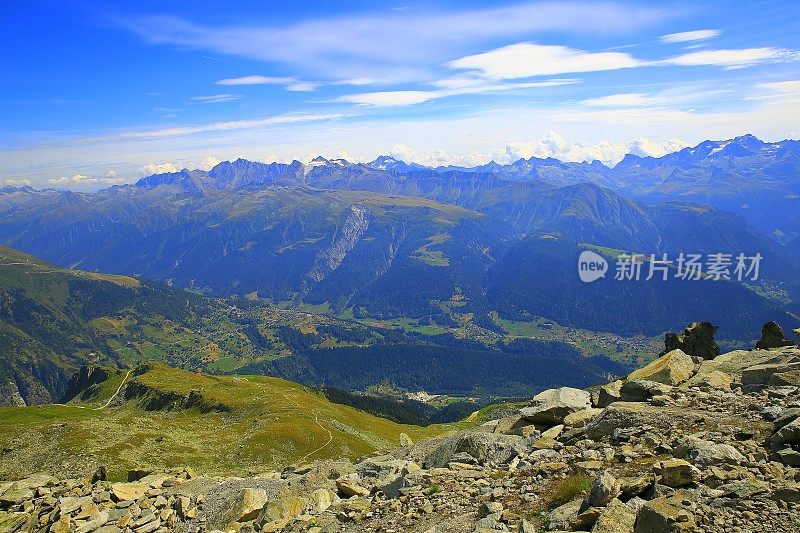 从Bettmerhorn山顶童话般的风景:在田园诗般的山谷和草地上，戏剧性的瑞士雪山，田园诗般的乡村，伯恩斯高地，瑞士阿尔卑斯山，瑞士