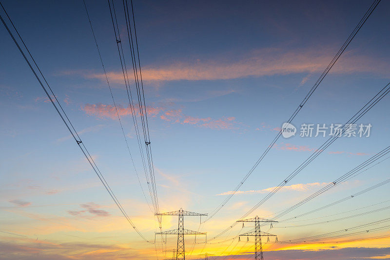 太阳落山时，空空洞洞的电线杆