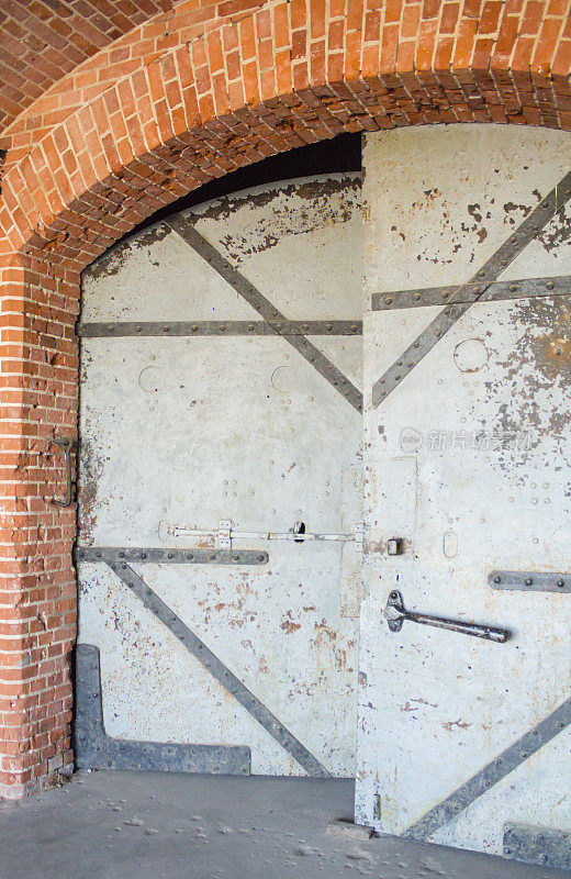 砖墙上的一扇旧铁门