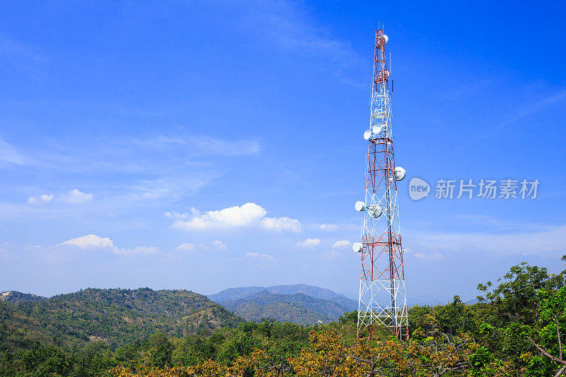通讯塔在蓝天的山上