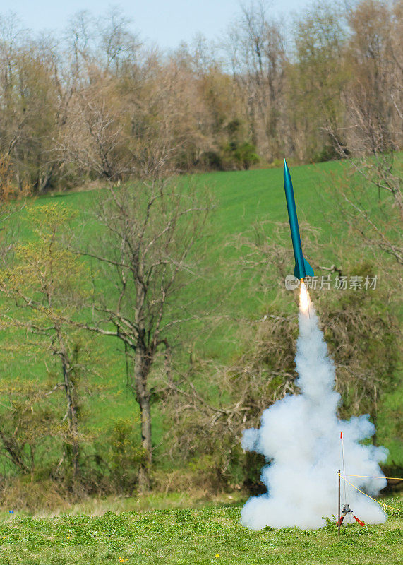 绿色火箭发射