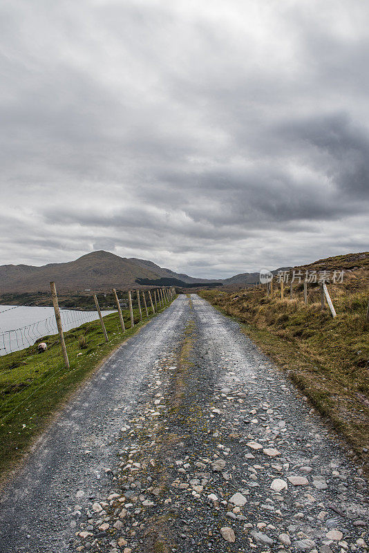 背景照片的道路通过爱尔兰乡村与拷贝空间拍摄在一个阴天在爱尔兰