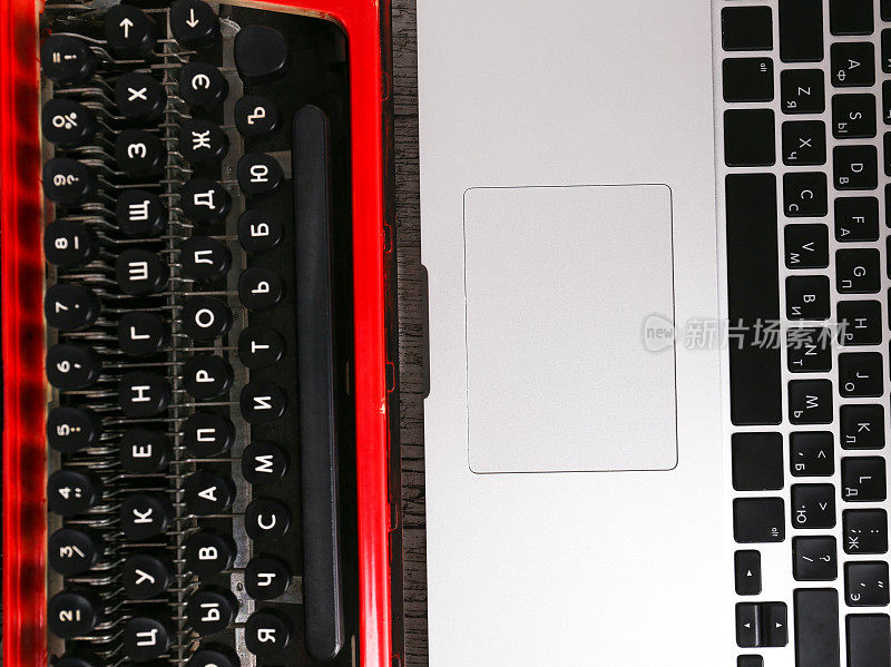 旧打字机vs桌上的笔记本电脑。技术进步概念