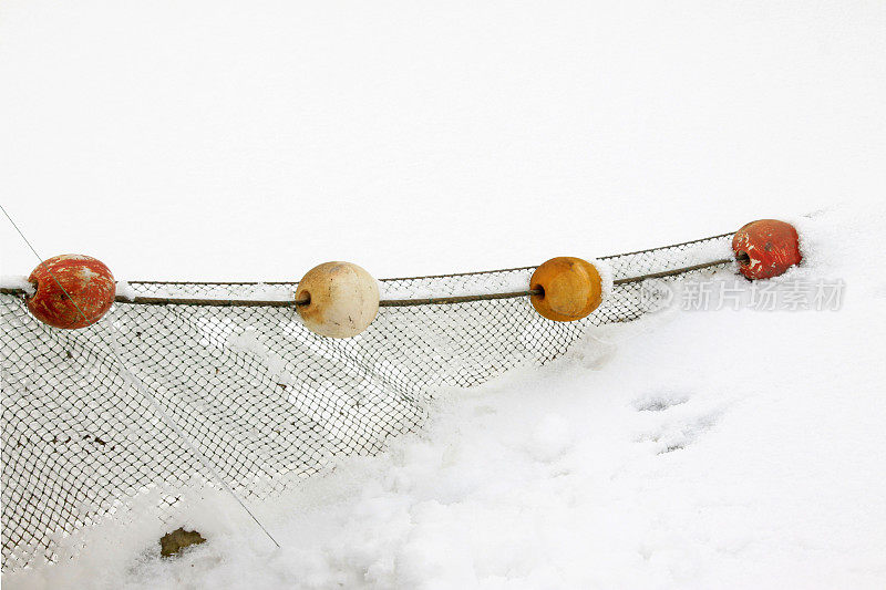 浮筒和网在霜和雪，特写照片