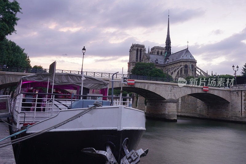 塞纳河上的一艘船和巴黎圣母院大教堂