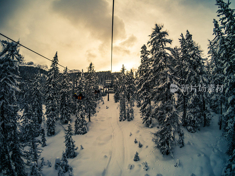 意大利科尔蒂纳丹佩佐，法洛里亚山，日落时分降雪后的缆车