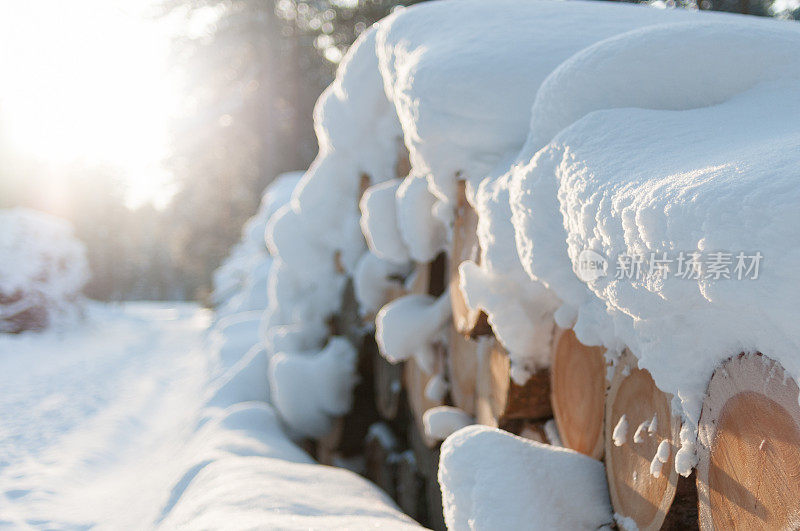白雪覆盖的原木堆
