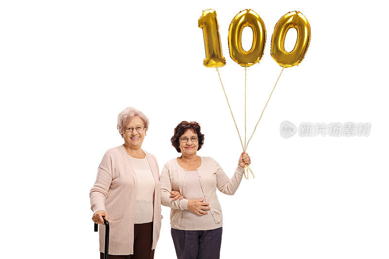 两个成熟的女人拿着一个百号气球