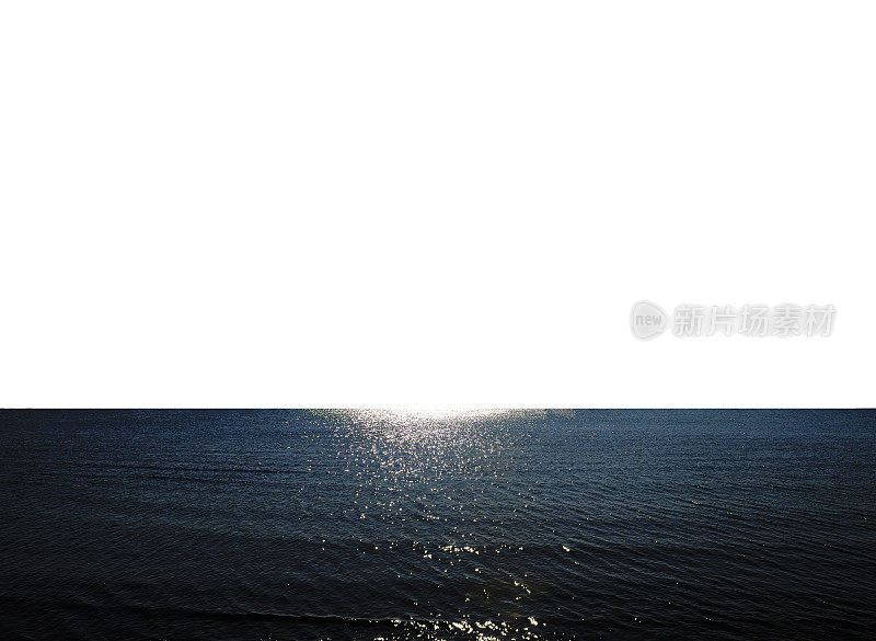 孤立的拍摄的海洋纹理和地平线与阳光在白色的背景