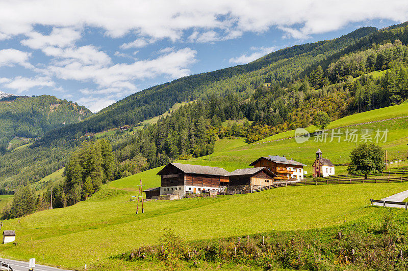 奥地利卡林西亚的阿尔卑斯山乡村景观。