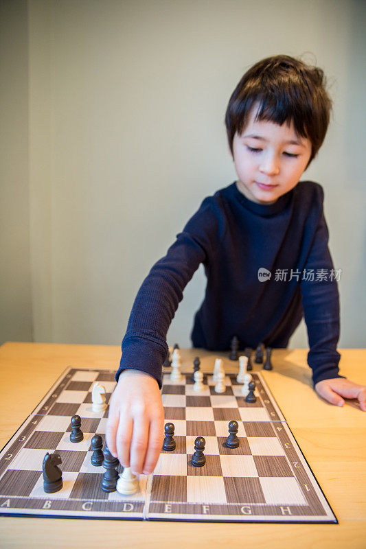 小男孩在下棋