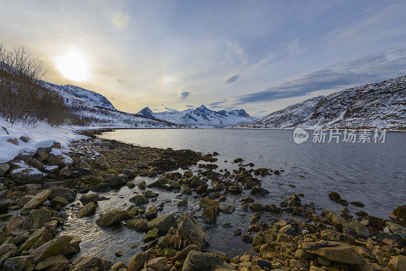 挪威北部Senja岛的Sifjord冬日日落