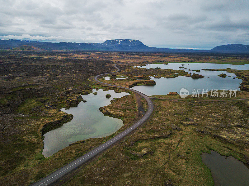 鸟瞰图的Myvatn地区在冰岛，沼泽，湖泊和道路