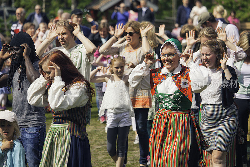 瑞典传统的仲夏歌舞
