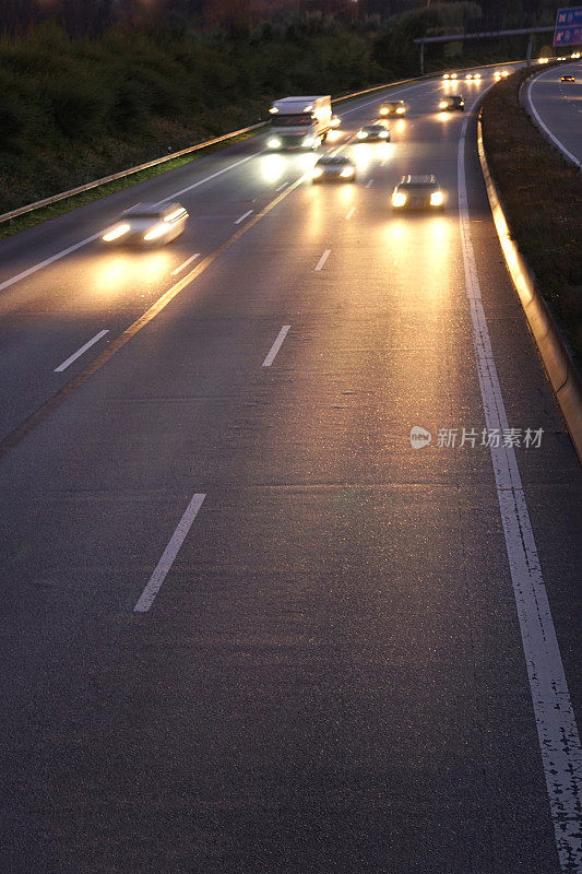 德国高速公路夜间的交通状况