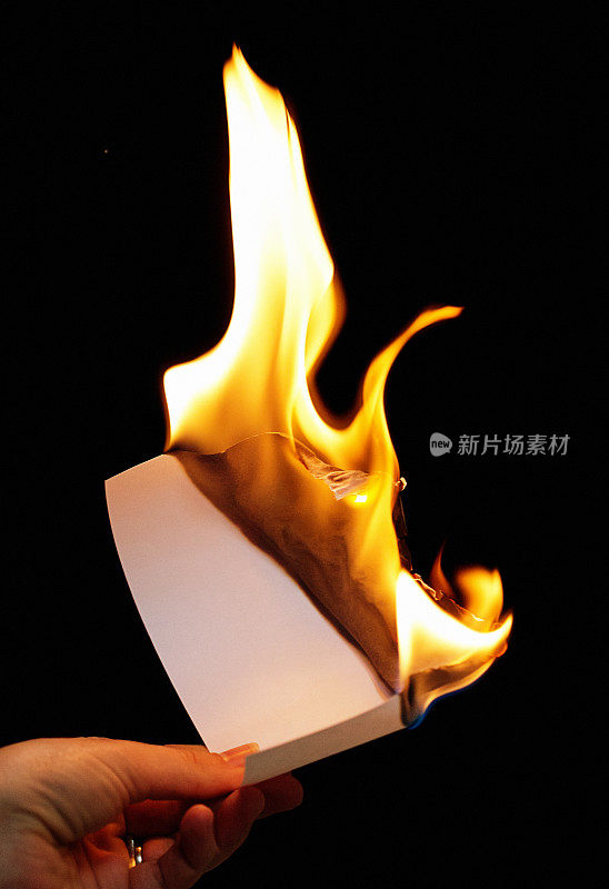 手里握着一张燃烧着的纸