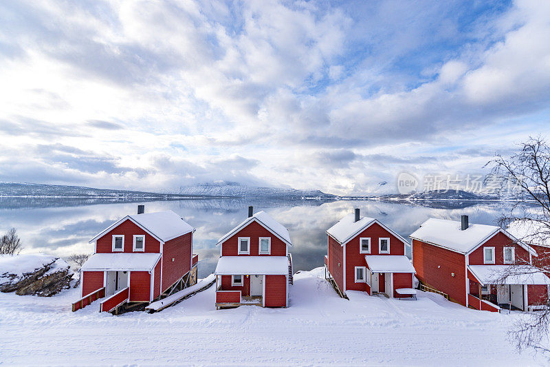 冬天，挪威北部峡湾岸边的挪威小木屋