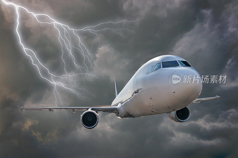 飞机在暴风雨中飞行。背景是乌云和闪电。