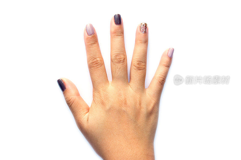 多色指甲油孤立在白色背景。交替颜色的指甲涂隔离
