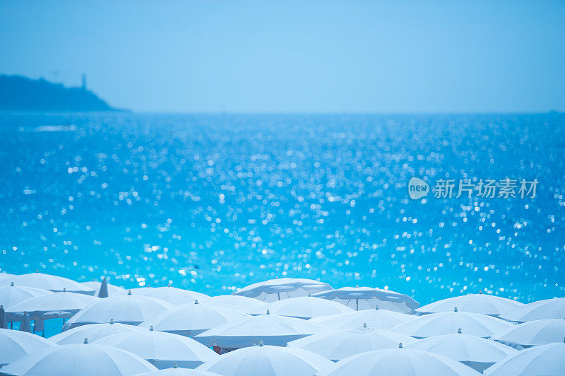 海滩，遮阳伞和清澈的海水