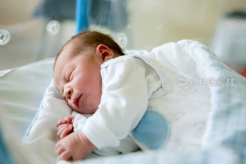 新生儿躺在产前医院的婴儿床上