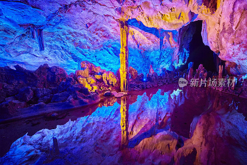 中国桂林的芦笛洞。